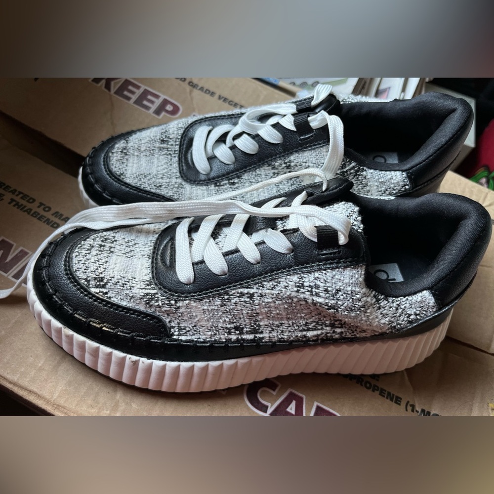 dolce vita woman’s sneakers black and white